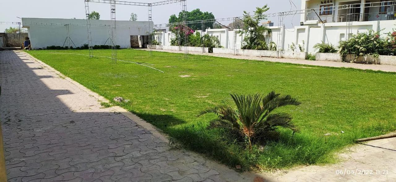 Bhagwan Hotel Gonda Buitenkant foto