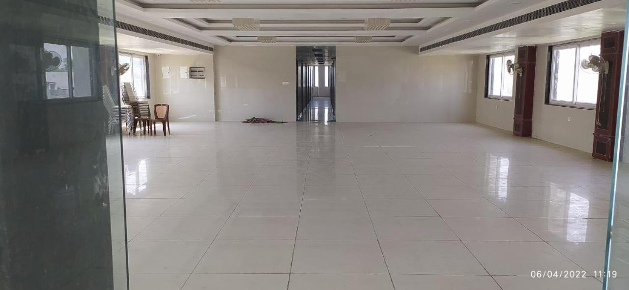 Bhagwan Hotel Gonda Buitenkant foto